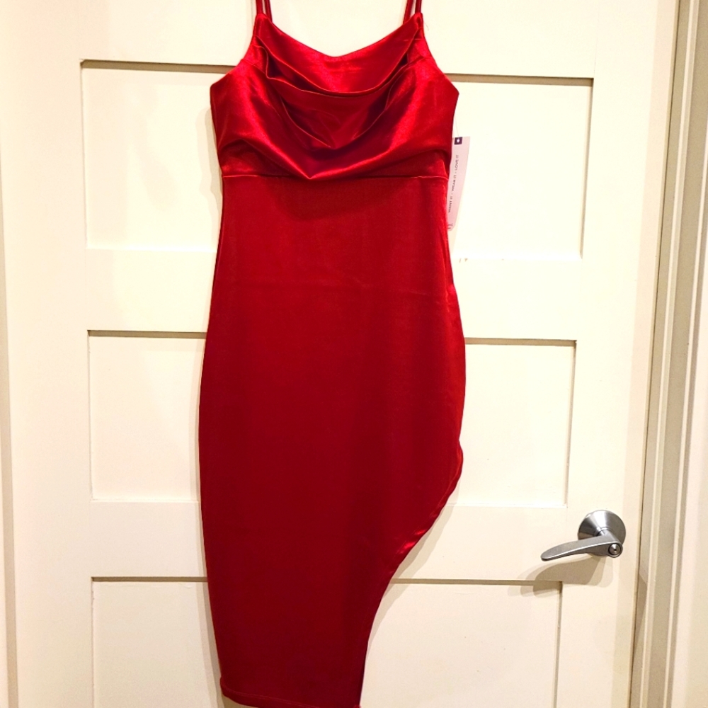Red dress size medium stunning for Prom or date night the material & color ❤️